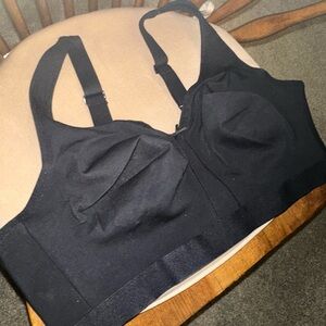 NEW NWOT 42DDD Fruit of the Loom Black Sports Bra. MUST BE BUNDLED